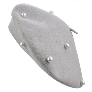 Šedý baret s perličkami – 28 cm